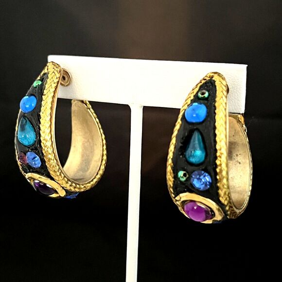 Vintage Earrings Gripoix Style Gold Tone Hoops Blue Cabochons Classic Chic 7J - Picture 2 of 9